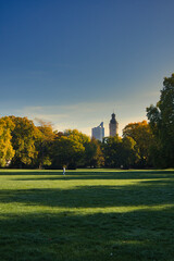 Wiese im Park mit Blick auf den Turm Neues Rathaus und Hochhaus Strombörse, Börse, Johanna Park, Leipzig, Sachsen, Deutschland