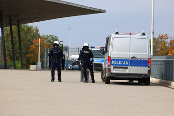 Polska policja podczas służby w mieście © FotoDax