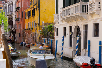 People traveling and having fun in Venecia, Italy.