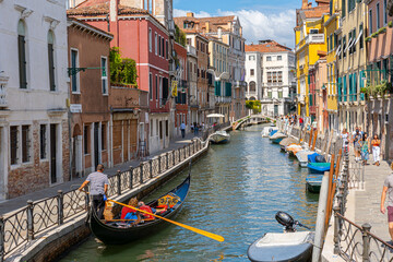 People traveling and having fun in Venecia, Italy. - obrazy, fototapety, plakaty