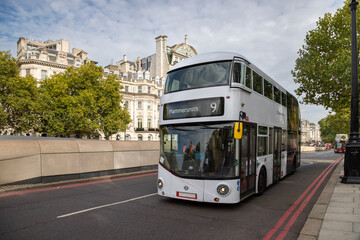 Fototapeta na wymiar Bus in London Mayfair