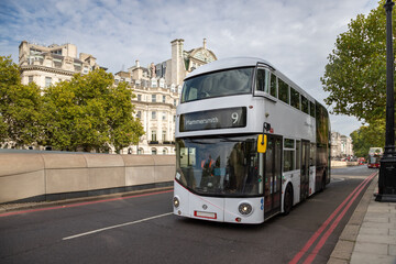 Fototapeta premium Bus in London Mayfair