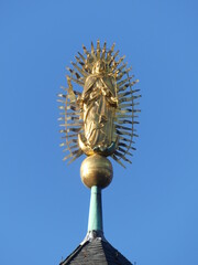 Obraz premium Goldene Statue auf Turmspitze, Würzburg, Deutschland