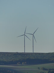 Zwei Windräder nebeneinander