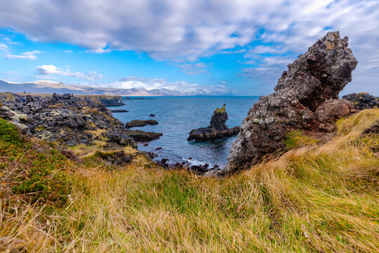 auf der Halbinsel Sn&aelig;fellsnes auf Island befindet sich die traumhafte Landschaft von Arnarstapi mit den Felsen von Gatklettur