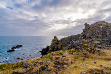 auf der Halbinsel Snæfellsnes auf Island befindet sich die traumhafte Landschaft von Arnarstapi mit den Felsen von Gatklettur