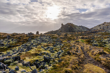 auf der Halbinsel Snæfellsnes auf Island befindet sich die traumhafte Landschaft von Arnarstapi mit den Felsen von Gatklettur