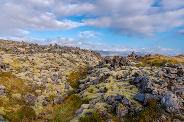 auf der Halbinsel Snæfellsnes auf Island befindet sich die traumhafte Landschaft von Arnarstapi mit den Felsen von Gatklettur