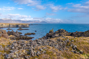 Fototapeta na wymiar auf der Halbinsel Snæfellsnes auf Island befindet sich die traumhafte Landschaft von Arnarstapi mit den Felsen von Gatklettur