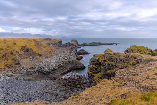 auf der Halbinsel Sn&aelig;fellsnes auf Island befindet sich die traumhafte Landschaft von Arnarstapi mit den Felsen von Gatklettur
