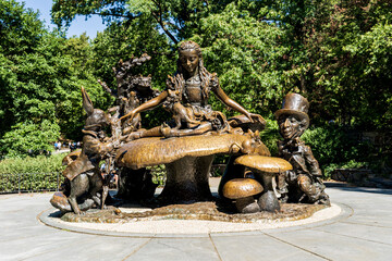 The bronze statue of Alice in Wonderland in Central Park, upper Manhattan, New York city, USA - obrazy, fototapety, plakaty