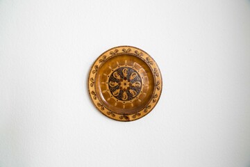 Geschnitzter & handbemalter Holzteller mit Messingeinlagen Handarbeit