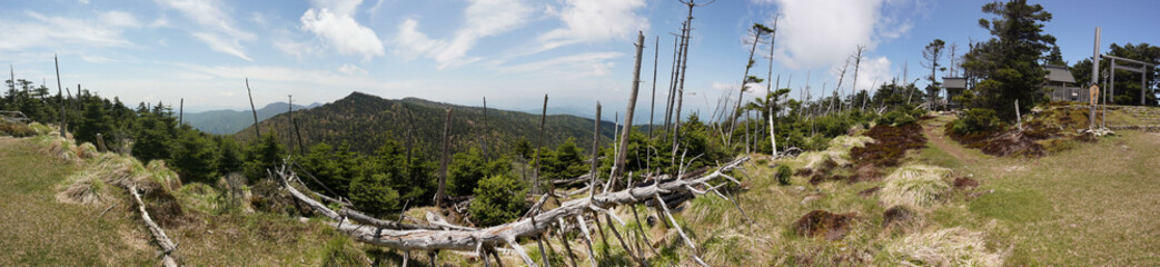 Fototapeta na wymiar 弥山　山頂付近からの眺望(パノラマ)、近畿最高峰の八経ヶ岳を望む
