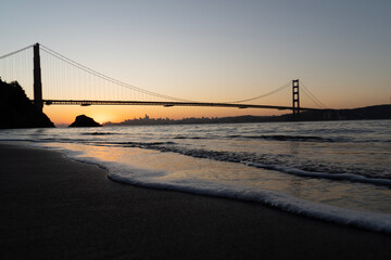 Fototapeta premium Golden Gate Bridge in california USA. With fort in the sunrise and sunset with the Pacific Ocean view