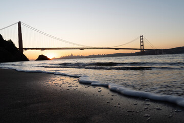 Obraz premium Golden Gate Bridge in california USA. With fort in the sunrise and sunset with the Pacific Ocean view