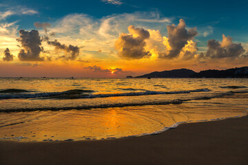 Fototapeta na wymiar Sunset at Patong beach