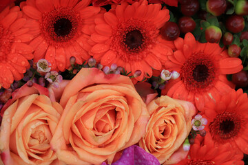 Fototapeta premium Orange and pink flower arrangement for a wedding