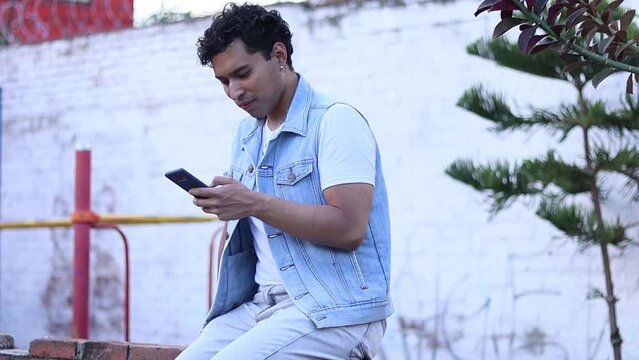 Un joven descansando en la tarde en las calles de la ciudad