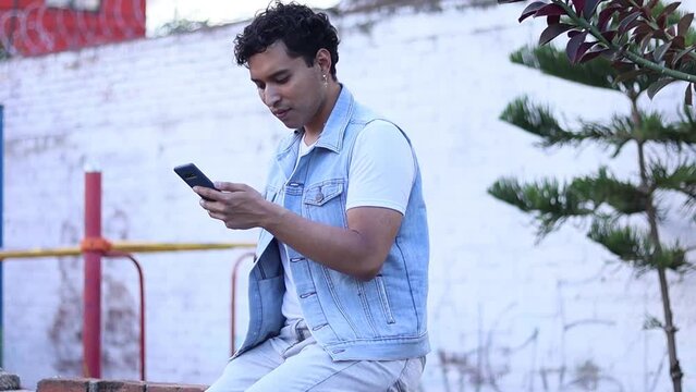 Un joven descansando en la tarde en las calles de la ciudad