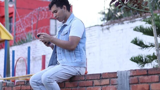 Un joven descansando en la tarde en las calles de la ciudad