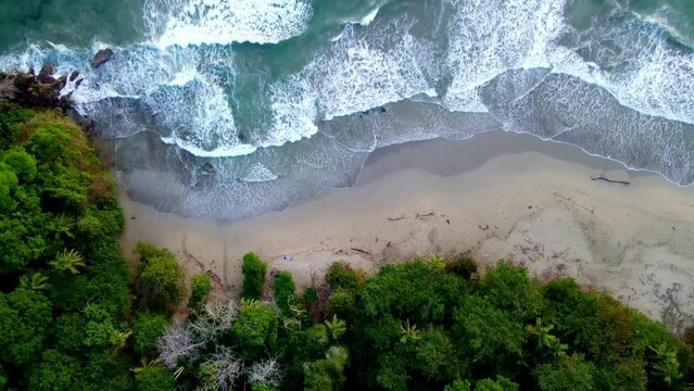 Brandung am Strand von oben 2 - Playa Cocles in Costa Rica mit Drohne