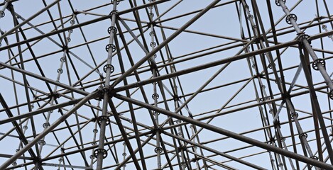 Estructura met&aacute;lica para la construcci&oacute;n de un pabell&oacute;n, en blanco y negro