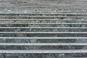 detalle de una escalinata hecha con m&aacute;rmol verde