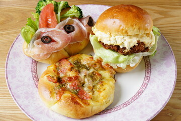 チキンバーガー　ピザパン　生ハムサンド
