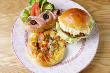チキンバーガー　ピザパン　生ハムサンド