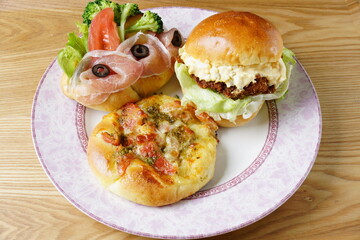 チキンバーガー　ピザパン　生ハムサンド