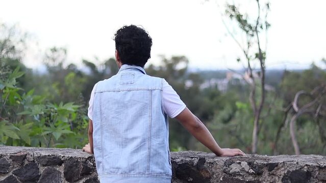 joven paseando en el bosque en un d&iacute;a nublado