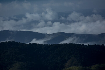 Amanhecer entre vale de montanhas