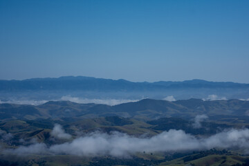 Amanhecer entre vale de montanhas