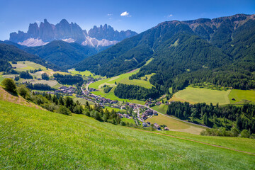 Fototapeta na wymiar Idyllic Val di Funes neat St. Magdalena, Dolomites alps in Northern Italy