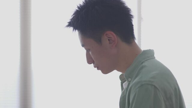 教室で勉強をする若い日本人の学生