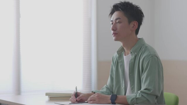 教室で勉強をする若い日本人の学生