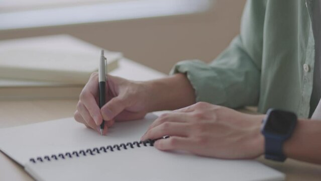 教室で勉強をする若い日本人の学生