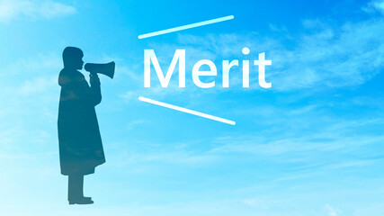 拡声器を持って話す女性のシルエットとMeritの文字_青空背景