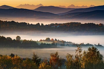 Jesienny widok na Tatry i Luboń Wielki z parku w Mogilanach