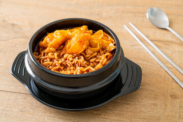 Korean instant noodles with dumplings