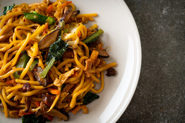 stir-fried yakisoba noodles with vegetable in vegan style