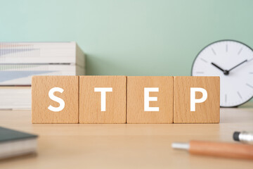 STEPと書かれたブロックが置かれたデスク
