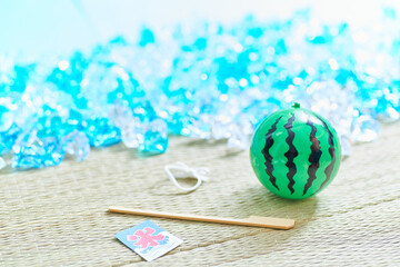 砂浜ですいか割り