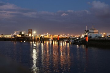 Fototapeta premium Les docks et installations portuaires le long du bassin de la Manche, ville du Havre, département Seine Maritime, France