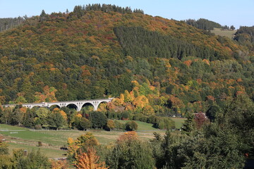 Blick auf eine Historische Eisenbahnbrücke in Willingen im Sauerland