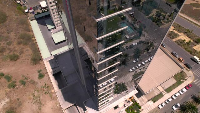 vista a&eacute;rea de un edificio con ventanas espejadas desde un dron que rodea la estructura