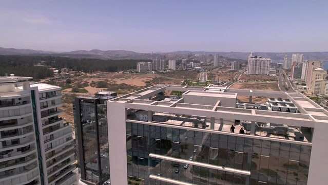 vuelo rasante de un dron volando sobre un edificio de oficinas