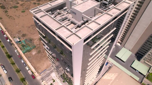 edificio con ventanas de espejo visto desde un dron que se mueve r&aacute;pido