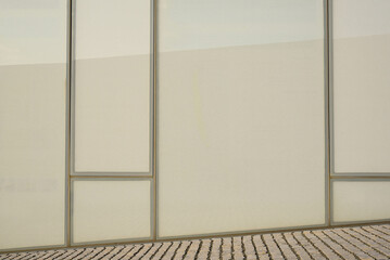 Mur quadrillé en plexiglas beige contemporain