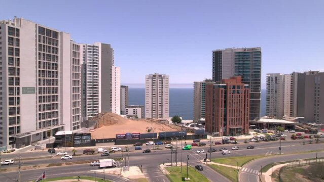 vista a&eacute;rea del trafico en la ciudad y edificios de oficinas, con el oceano de fondo